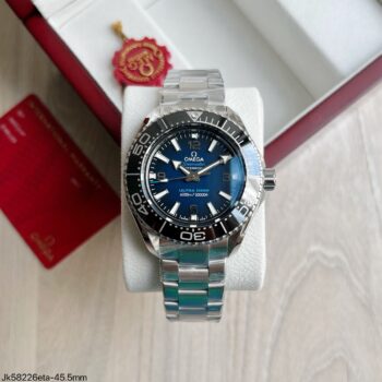 Super Clone Omega Seamaster Planet Ocean Ultra Deep 6000M 45.5Mm Com Mostrador Azul Degradê E Bezel Cerâmico Preto Sobre Suporte Branco Com Caixa Vermelha Omega Ao Fundo