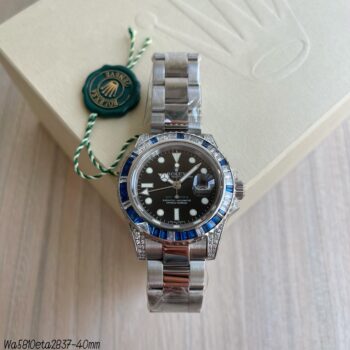 Super clone Rolex GMT-Master II 40mm com bezel cravejado em safiras azuis e diamantes brancos, mostrador preto e bracelete Oyster em aço, sobre caixa Rolex com lacre verde
