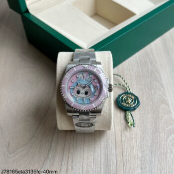 Super clone Rolex Submariner ETA 3135 com mostrador Labubu rosa e azul, bezel cerâmico rosa, pulseira Oyster em aço, 40mm, sobre display com caixa verde Rolex ao fundo